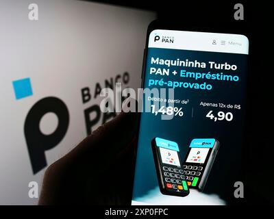 Stuttgart, Allemagne, 03-06-2022 : personne tenant un téléphone portable avec la page web de la banque commerciale brésilienne Banco Pan sa sur l'écran devant le logo. Concentrez-vous sur Banque D'Images