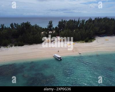 Prise de vue par drone en grand angle capturant le paradis tropical isolé de Pulau Mantanani, Bornéo, mettant en valeur ses eaux exceptionnellement claires et son topogr marin Banque D'Images