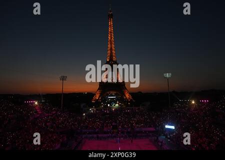 PARIS (FRANCA), 27/07/2024 - OLIMPIADAS / ESPORTE / volei de praia - A Dupla Evandro e Arthur (Brasil )vence mais uma partida e segue classificando nas olimpiadas de Paris . Cjogo na Arena Tour Eiffel . Banque D'Images