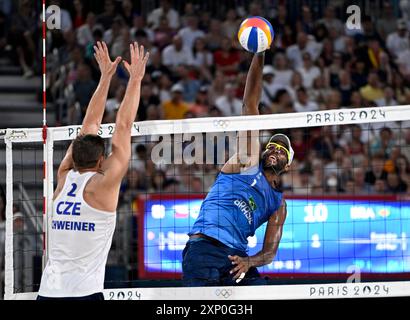 PARIS (FRANCA), 27/07/2024 - OLIMPIADAS / ESPORTE / volei de praia - A Dupla Evandro e Arthur (Brasil )vence mais uma partida e segue classificando nas olimpiadas de Paris . Cjogo na Arena Tour Eiffel . Banque D'Images