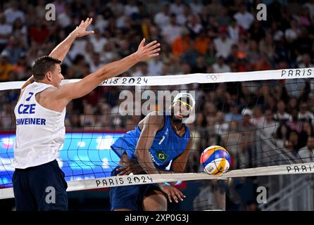 PARIS (FRANCA), 27/07/2024 - OLIMPIADAS / ESPORTE / volei de praia - A Dupla Evandro e Arthur (Brasil )vence mais uma partida e segue classificando nas olimpiadas de Paris . Cjogo na Arena Tour Eiffel . Banque D'Images