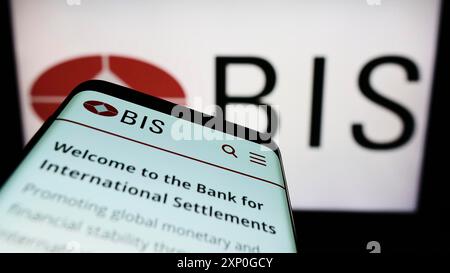 Stuttgart, Allemagne, 03-01-2022 : smartphone avec le site Web de la Banque des règlements internationaux (BRI) sur l'écran devant le logo de l'entreprise. Concentrez-vous sur Banque D'Images