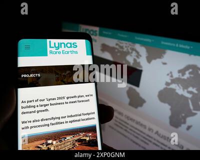 Stuttgart, Allemagne, 02-26-2022, personne tenant un smartphone avec le site Web et le logo de la société minière australienne Lynas rare Earths Ltd sur l'écran avec Banque D'Images