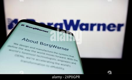 Stuttgart, Allemagne, 02-26-2022, smartphone avec le site de la société automobile américaine BorgWarner Inc sur l'écran devant le logo de l'entreprise. Concentrez-vous sur Banque D'Images