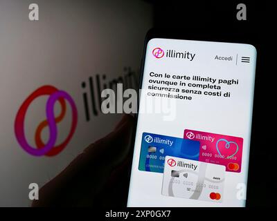 Personne tenant le téléphone portable avec la page Web de la société italienne illimity Bank S.p.A. sur l'écran devant le logo. Concentrez-vous sur le centre de l'écran du téléphone Banque D'Images