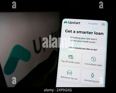 Personne tenant le smartphone avec la page Web de la société fintech américaine Upstart Network Inc sur l'écran devant le logo. Concentrez-vous sur le centre de l'écran du téléphone Banque D'Images