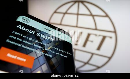 Stuttgart, Allemagne, 02-26-2022, téléphone portable avec page Web du système de transactions bancaires SWIFT sur l'écran devant le logo. Concentrez-vous sur le coin supérieur gauche du téléphone Banque D'Images