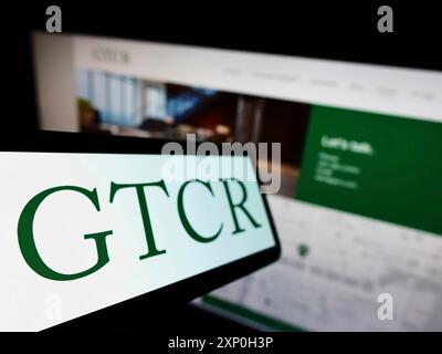 Stuttgart, Allemagne, 02-20-02 2022 : smartphone avec le logo de la société américaine de capital-investissement GTCR LLC sur l'écran devant le site Web de l'entreprise. Concentrez-vous sur Banque D'Images