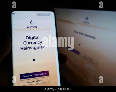 Stuttgart, Allemagne, 02-11-2022 : personne tenant un smartphone avec le site Web et le logo de la société de services financiers HAYVN Global sur l'écran devant Banque D'Images