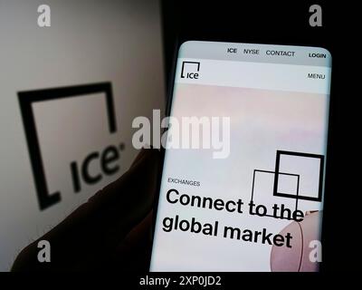 Stuttgart, Allemagne, 01-30-2022, personne tenant un smartphone avec la page web de la société Intercontinental Currency Exchange (ICE) sur l'écran avec le logo. Mise au point Banque D'Images