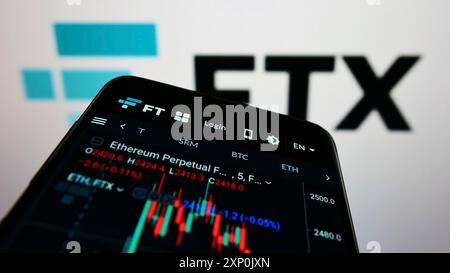 Stuttgart, Allemagne, 01-28-2022, téléphone portable avec la page Web de la société d'échange de crypto-monnaie FTX Trading sur l'écran devant le logo de l'entreprise. Mise au point Banque D'Images