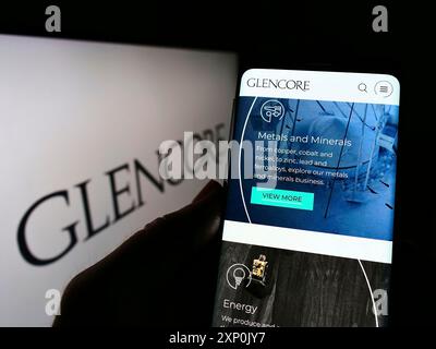 Stuttgart, Allemagne, 01-28-2022, personne tenant un téléphone portable avec le site Web de la société de négoce de marchandises Glencore plc sur l'écran devant le logo. Concentrez-vous sur Banque D'Images