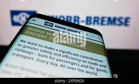 Stuttgart, Allemagne, 01-16-2022 : smartphone avec la page web de la société allemande Knorr-Bremse AG sur l'écran devant le logo de l'entreprise. Concentrez-vous sur Banque D'Images