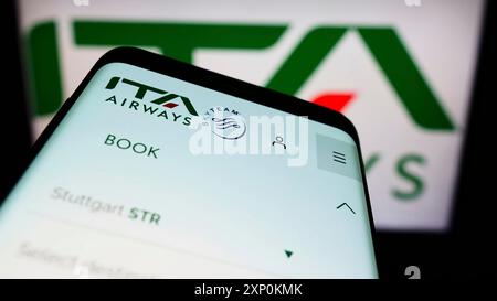 Stuttgart, Allemagne, 01-15-2022 : téléphone portable avec le site de la compagnie aérienne Italia Trasporto Aereo S.p.A. (ITA Airways) sur l'écran devant le logo. Concentrez-vous sur Banque D'Images