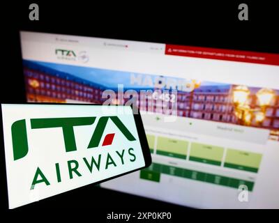 Stuttgart, Allemagne, 01-15-2022 : smartphone avec le logo de la compagnie aérienne Italia Trasporto Aereo spa (ITA Airways) sur l'écran devant le site. Mise au point Banque D'Images