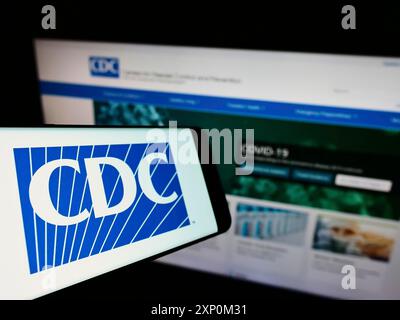 Stuttgart, Allemagne, 01-15-2022 : téléphone portable avec le logo des Centers for Disease Control and Prevention (CDC) sur l'écran devant le site Web. Concentrez-vous sur Banque D'Images