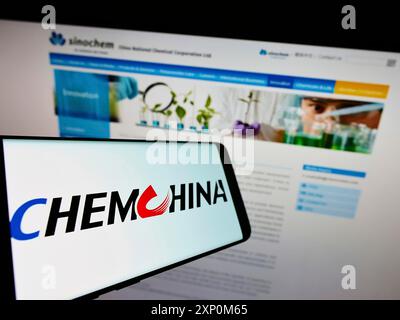 Stuttgart, Allemagne, 01-09-2022 : smartphone avec le logo de China National Chemical Corporation (ChemChina) sur l'écran devant le site Web de l'entreprise. Mise au point Banque D'Images