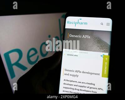 Stuttgart, Allemagne, 01-08-2022 : personne tenant un smartphone avec la page web du médicament suédois Recipharm AB sur l'écran devant le logo. Concentrez-vous sur Banque D'Images