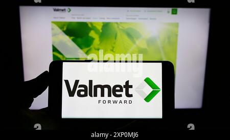 Stuttgart, Allemagne, 01-06-2022 : personne tenant un smartphone avec le logo de la société d'ingénierie finlandaise Valmet Oyj sur l'écran devant le site Web. Concentrez-vous sur Banque D'Images