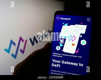 Stuttgart, Allemagne, 01-06-2022 : personne tenant un smartphone avec le site Web de la société canadienne WonderFi technologies Inc. sur l'écran avec logo. Concentrez-vous sur Banque D'Images