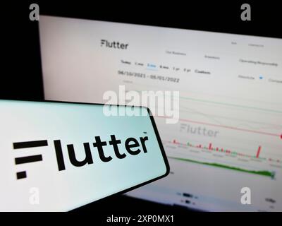 Stuttgart, Allemagne, 01-06-2022 : téléphone portable avec le logo de la société irlandaise de bookmaking Flutter Entertainment plc sur l'écran devant le site Web. Concentrez-vous sur Banque D'Images