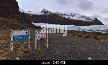 Svinafellsjoekull, Islande, 03-25-2021, panneaux d'avertissement à côté du sentier de randonnée vers le glacier Svinafellsjokull dans le parc national de Vatnajoekull en hiver Banque D'Images