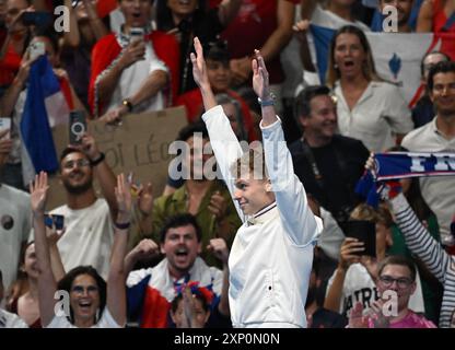 2 août 2024 ; Jeux Olympiques de Paris, Paris, France, jour 7; finales de natation à l'Arena la Defence, finale du médaillé individuel du 200m hommes, Léon Marchand, de France, reçoit la médaille d'or Banque D'Images