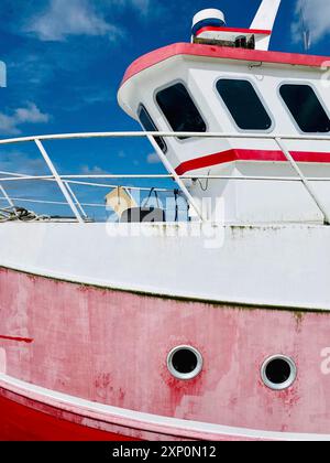 Détail du bateau de pêche danois, peint en rouge et blanc Banque D'Images