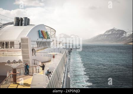 Bateau de croisière aida Bella au fjord près de Seydisfjordur, Islande par temps brumeux, logo aida et pont de bateau à l'avant, tir grand angle Banque D'Images