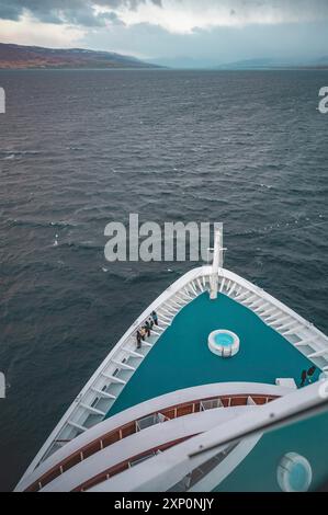 Proue de bateau de croisière d'aida Bella, vue à grand angle avec piscine et membres d'équipage dessus, mer en arrière-plan, plan vertical Banque D'Images