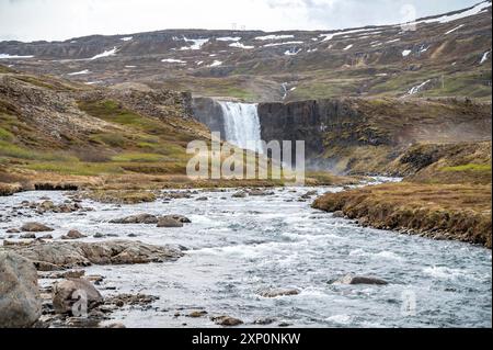 Cascade Gufufoss grand angle prise de vue de la distance, rivière en face, près de Seydisfjordur, Islande Banque D'Images