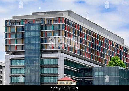 Bâtiment avec piliers colorés Banque D'Images