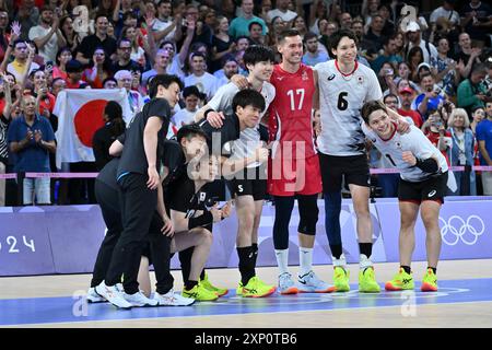 17 JAESCHKE Thomas vith une partie de l'équipe du Japon, Japon (JPN) vs États-Unis (USA), Tour préliminaire masculin de volleyball à Paris Sud Arena 1, lors des Jeux Olympiques de Paris 2024, le 02 août 2024, Paris, France. Crédit : Enrico Calderoni/AFLO SPORT/Alamy Live News Banque D'Images