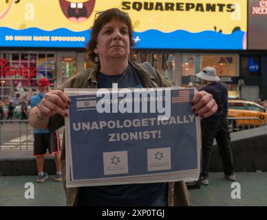 New York Ciy, États-Unis. 31 juillet 2024. Des partisans pro-israéliens assistent à un rassemblement à Times Square, New York City, NY le 31 juillet 2024 organisé par le World Values Network en soutien aux Forces de défense israéliennes. (Photo de Steve Sanchez/Sipa USA). Crédit : Sipa USA/Alamy Live News Banque D'Images