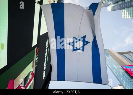 New York Ciy, États-Unis. 31 juillet 2024. Des partisans pro-israéliens assistent à un rassemblement à Times Square, New York City, NY le 31 juillet 2024 organisé par le World Values Network en soutien aux Forces de défense israéliennes. (Photo de Steve Sanchez/Sipa USA). Crédit : Sipa USA/Alamy Live News Banque D'Images