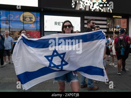 New York Ciy, États-Unis. 31 juillet 2024. Des partisans pro-israéliens assistent à un rassemblement à Times Square, New York City, NY le 31 juillet 2024 organisé par le World Values Network en soutien aux Forces de défense israéliennes. (Photo de Steve Sanchez/Sipa USA). Crédit : Sipa USA/Alamy Live News Banque D'Images