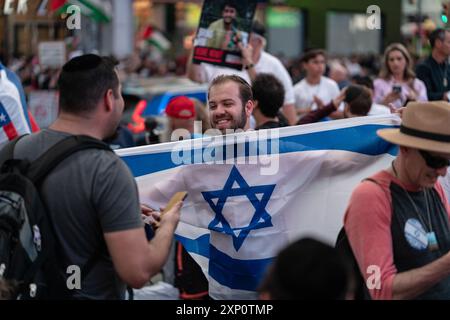 New York Ciy, États-Unis. 31 juillet 2024. Des partisans pro-israéliens assistent à un rassemblement à Times Square, New York City, NY le 31 juillet 2024 organisé par le World Values Network en soutien aux Forces de défense israéliennes. (Photo de Steve Sanchez/Sipa USA). Crédit : Sipa USA/Alamy Live News Banque D'Images