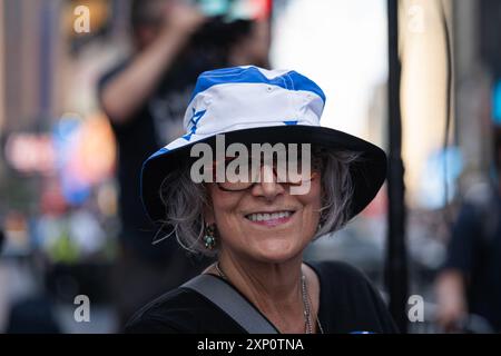 New York Ciy, États-Unis. 31 juillet 2024. Des partisans pro-israéliens assistent à un rassemblement à Times Square, New York City, NY le 31 juillet 2024 organisé par le World Values Network en soutien aux Forces de défense israéliennes. (Photo de Steve Sanchez/Sipa USA). Crédit : Sipa USA/Alamy Live News Banque D'Images
