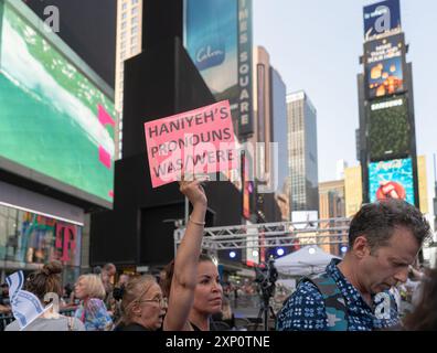 New York Ciy, États-Unis. 31 juillet 2024. Des partisans pro-israéliens assistent à un rassemblement à Times Square, New York City, NY le 31 juillet 2024 organisé par le World Values Network en soutien aux Forces de défense israéliennes. (Photo de Steve Sanchez/Sipa USA). Crédit : Sipa USA/Alamy Live News Banque D'Images