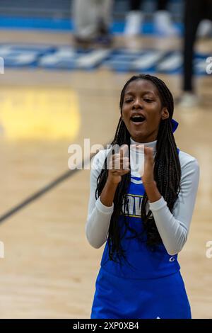 Une pom-meneuse de Blackhawk Christian High School encourage son équipe lors d'un match de basket-ball à l'école chrétienne de Lakewood Park près d'Auburn, Indiana, États-Unis. Banque D'Images