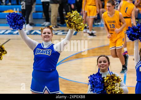 Une pom-meneuse de Blackhawk Christian High School encourage son équipe lors d'un match de basket-ball à l'école chrétienne de Lakewood Park près d'Auburn, Indiana, États-Unis. Banque D'Images