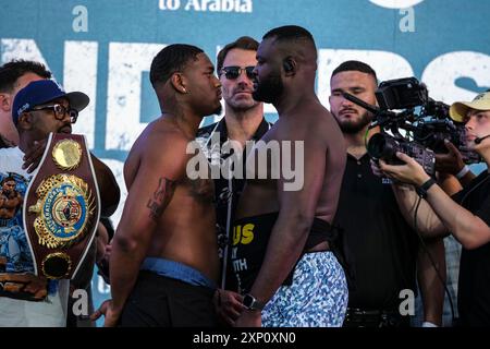 Los Angeles, Californie, États-Unis. 2 août 2024. Les poids lourds Jared Anderson et Martin Bakole s’affrontent après avoir pesé pour leur combat sur la carte de combat du championnat des poids lourds super-lourds Terence Crawford vs Israil Madrimov samedi 3 août au BMO Stadium de Los Angeles. (Crédit image : © Adam DelGiudice/ZUMA Press Wire) USAGE ÉDITORIAL SEULEMENT! Non destiné à UN USAGE commercial ! Banque D'Images