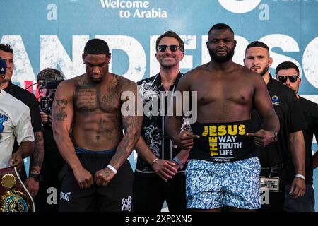 Los Angeles, Californie, États-Unis. 2 août 2024. Les poids lourds Jared Anderson et Martin Bakole s’affrontent après avoir pesé pour leur combat sur la carte de combat du championnat des poids lourds super-lourds Terence Crawford vs Israil Madrimov samedi 3 août au BMO Stadium de Los Angeles. (Crédit image : © Adam DelGiudice/ZUMA Press Wire) USAGE ÉDITORIAL SEULEMENT! Non destiné à UN USAGE commercial ! Banque D'Images