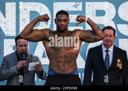 Los Angeles, Californie, États-Unis. 2 août 2024. Le poids lourd Jared Anderson (17-0) fait des pas sur la balance à la pesée pour son combat avec Martin Bakole (20-1) sur le dessous de la carte de combat du championnat des super poids-jambes Terence Crawford vs Israil Madrimov samedi 3 août au BMO Stadium de Los Angeles. (Crédit image : © Adam DelGiudice/ZUMA Press Wire) USAGE ÉDITORIAL SEULEMENT! Non destiné à UN USAGE commercial ! Banque D'Images