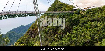 Serpentant haut au-dessus des sommets de la montagne Mat Cincang, à 1270 pieds au-dessus du niveau de la mer, le pont à hauteurs de câble est une attraction touristique majeure, avec VI magnifique Banque D'Images