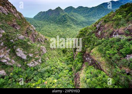 Vues spétaculaires sur l'île Langkawi, depuis le pont de câble en acier, serpentant haut sur les sommets boisés de Mat Cincang, deuxième plus haute montagne de LAN Banque D'Images
