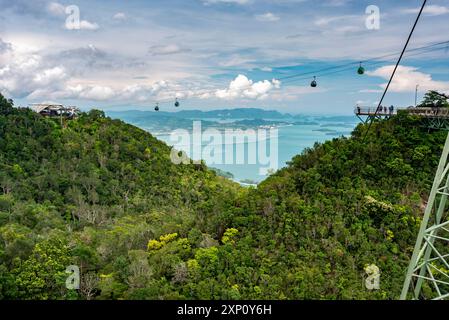 Vues spétaculaires sur l'île Langkawi, depuis le pont de câble en acier, serpentant haut sur les sommets boisés de Mat Cincang, deuxième plus haute montagne de LAN Banque D'Images