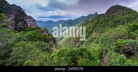 Vues spétaculaires sur l'île Langkawi, depuis le pont de câble en acier, serpentant haut sur les sommets boisés de Mat Cincang, deuxième plus haute montagne de LAN Banque D'Images