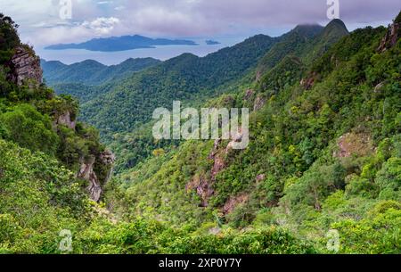 Vues spétaculaires sur l'île Langkawi, depuis le pont de câble en acier, serpentant haut sur les sommets boisés de Mat Cincang, deuxième plus haute montagne de LAN Banque D'Images