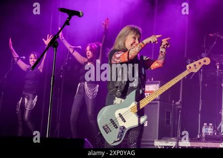 Wickham, Royaume-Uni. 02 août 2024. La chanteuse américaine, bassiste, auteur-compositeur et acteur Susan Kay Quatro connue professionnellement sous le nom de Suzi Quatro se produit en direct sur scène au Festival de wickham. (Photo Dawn Fletcher-Park/SOPA images/SIPA USA) crédit : SIPA USA/Alamy Live News Banque D'Images